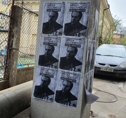 Afişe cu Mircea Vulcănescu lipite pe străzile Clujului