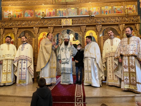 Liturghie arhierească în Parohia „Pogorârea Sfântului Duh” din cartierul clujean Grigorescu: ” Hristos este soluția pentru starea de confuzie în care ne aflăm”