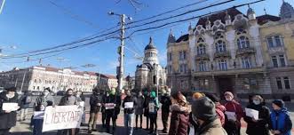 Protest împotriva restricțiilor la Cluj-Napoca în fața prefecturii