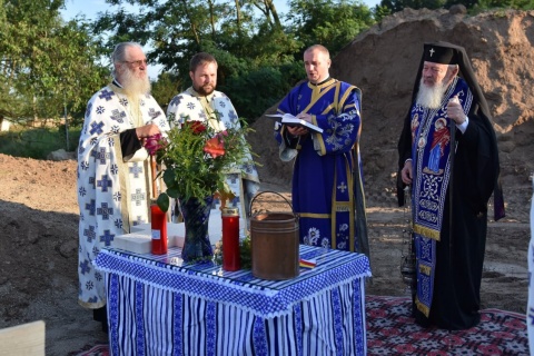 Mitropolitul Clujului a pus piatra de temelie la un așezământ pentru copii în Parohia Cornești