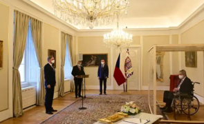 Președintele ceh Milos Zeman l-a numit pe liderul opoziției Petr Fiala în funcția de prim-ministru, din interiorul unei cutii de plexiglas