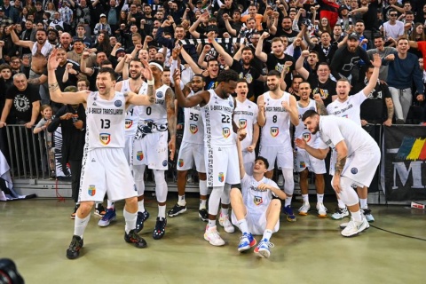 U-Banca Transilvania Cluj-Napoca a reuşit o victorie dramatică în prima manşă a sferturilor de finală ale Ligii Campionilor la baschet