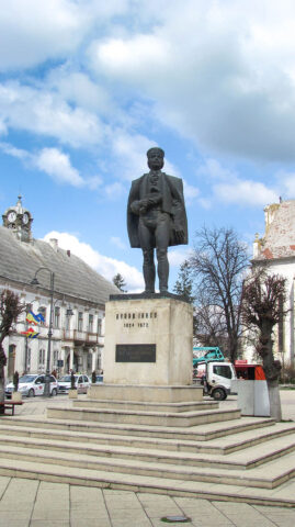 PMP Turda se revoltă împotriva primarului Matei: Consiliul Local nu a votat mutarea statuii lui Avram Iancu din centrul orașului