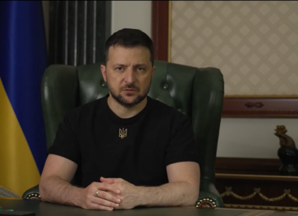 Zelenski a schimbat tricoul. Apare cu simbolul Ucraina Mare pe el