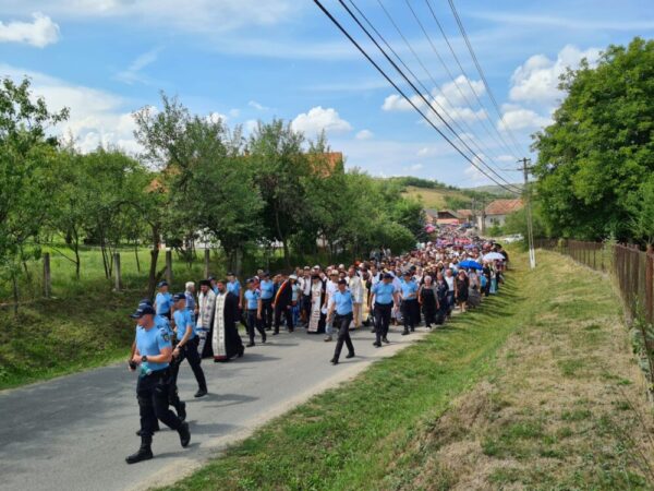 Trei ierarhi și mii de credincioși participă la Pelerinajul „La Nicula colo-n deal” de Sf. Maria