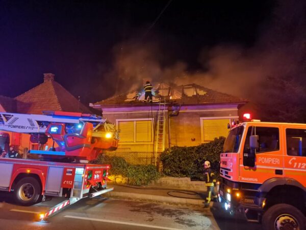 Pompierii clujeni au slavat de la incendiu o…mașină de epocă