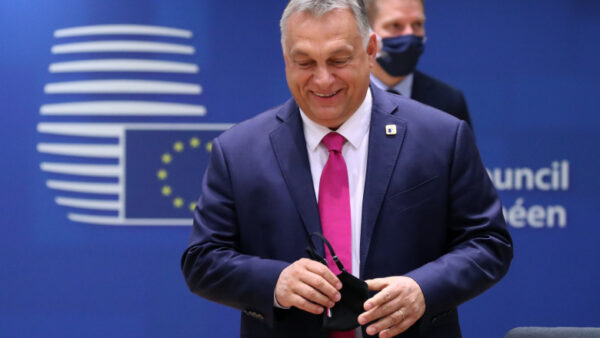 Parlamentul European renunță pe furiș la acțiunea prin care dorea să oblige Comisia să sancționeze Ungaria lui Viktor Orban. Să nu supere Rusia?