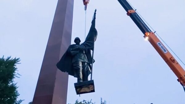 Ucrainienii au demolat statuia soldatului sovietic din centrul fostului oraș românesc Cernăuți. Se va pune statuia unui erou militar ucrainean?