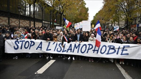 Francez, de 60 de ani decapitat de fiul care scanda ”Allah Akbar”. Republica Islamică Franța?