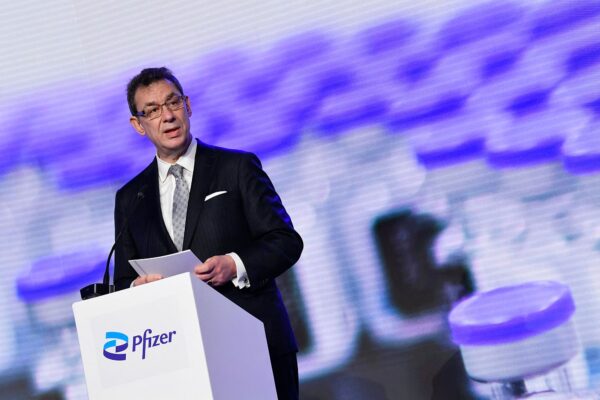 Albert Bourla, CEO-ul Pfizer, testat pozitiv COVID pentru a doua oară în două luni. Nu a făcut a cincea doză. Vaccinul protejează!