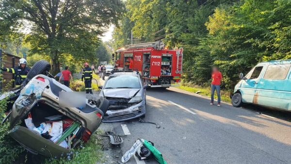 Un bărbat a murit, iar două femei au fost rănite, după ce un autoturism s-a răsturnat,  la ieşire din localitatea Sâncraiu