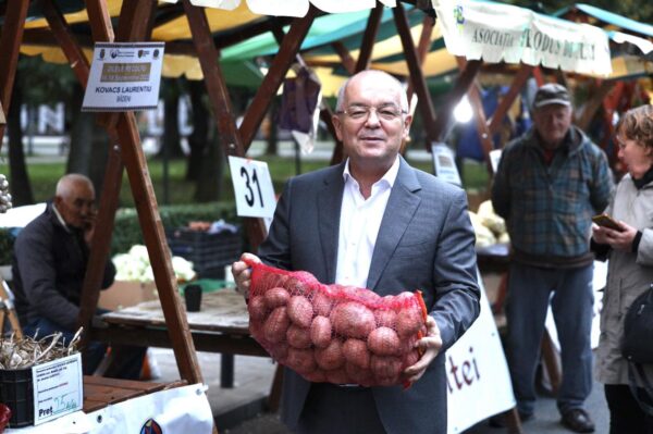 Emil Boc: Aproape 60-70% din ceea ce se consumă este din import