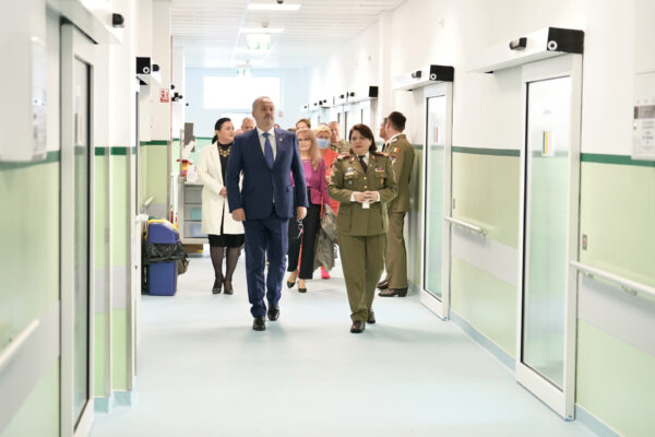 Ministrul Apărării, Vasile Dîncu, a vizitat spațiile medicale reabilitate la Spitalul Clinic Militar de Urgență “Dr. Constantin Papilian” Cluj-Napoca