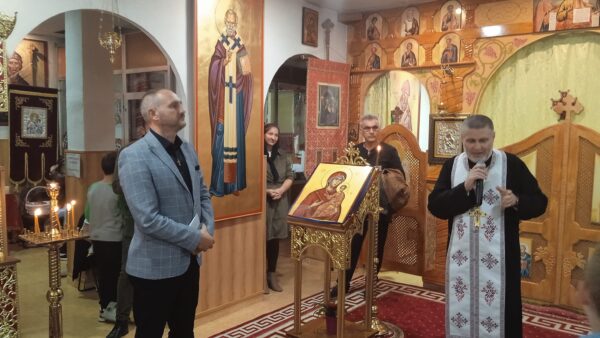 Poetul Ionuț Țene a vorbit despre Sfinții Închisorilor la Biserica ortodoxă din Getafe – Spania