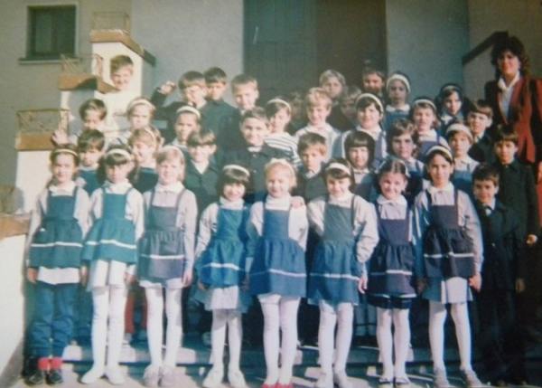 AUR a depus la Senat un proiect de lege privind reintroducerea uniformelor şcolare în învăţământ