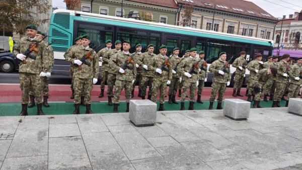 Ceremonie militară dedicată aniversării a 110 ani de la înființarea Armatei a 4-a de Nord în centrul Clujului