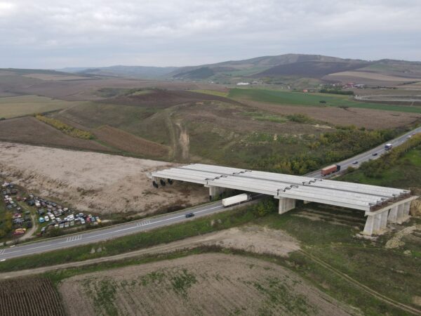 CNAIR a semnat contractul pentru construcția sectorului de autostradă Chețani – Câmpia Turzii. Are peste 15 km