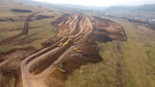Revoltă la Nădășelu, la podul Autostrăzii Transilvania: „Vor să treacă prin cimitir, să facă pod, nu se poate realiza fără să nu intri cu buldozerul”