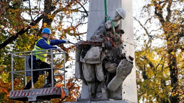 Polonia a demolat patru monumente dedicate soldaților Armatei Roșii. În România se relocă sau înlocuiesc statuile lui Avram Iancu