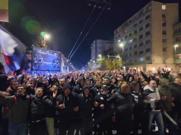 Mii de suporteri ai ”U” Cluj s-au adunat în Piața Unirii și au plecat cântând spre stadionul Cluj Arena