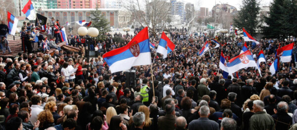 Circa 10.000 de sârbi kosovari au protestat duminică în oraşul kosovar Mitrovica: Aici este Serbia!