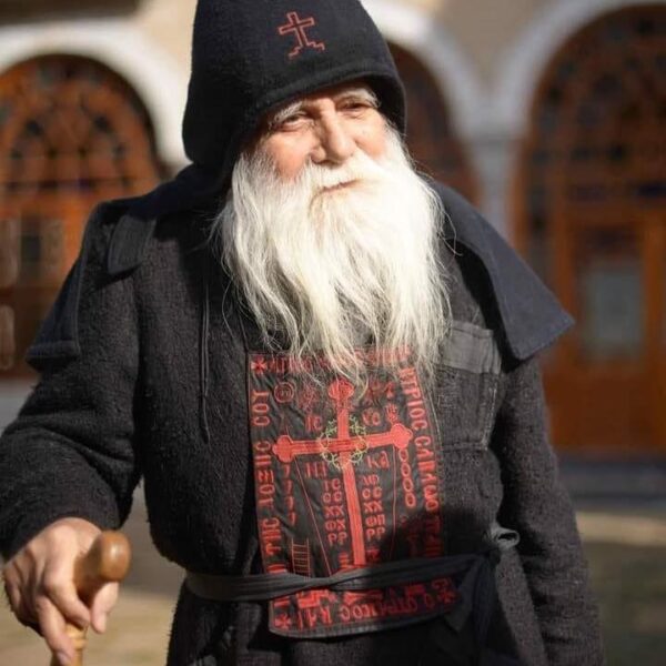 Neamul românesc și-a câștigat mare rugător în Ceruri!