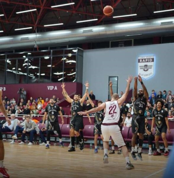 ACS U-Banca Transilvania Cluj-Napoca a învins-o dramatic pe CS Rapid Bucureşti cu scorul de 79-77. Tot mai greu