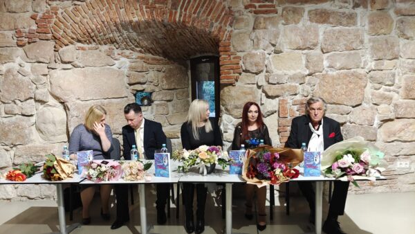Lansare de carte Oana Boc, soția primarului Clujului. Florin Piersic a recitat poezii
