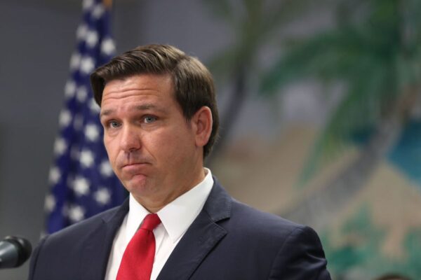 Politicianul republican Ron DeSantis: intenționează să îi facă pe producători „responsabili” pentru presupusele efecte secundare grave și leziuni cauzate de injecțiile COVID