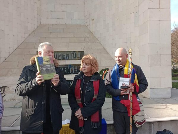 La Monumentul Rezistenței Anticomuniste din Cluj-Napoca, întoarcerea din pelerinajul de 1922 de km al lui Marius Balo