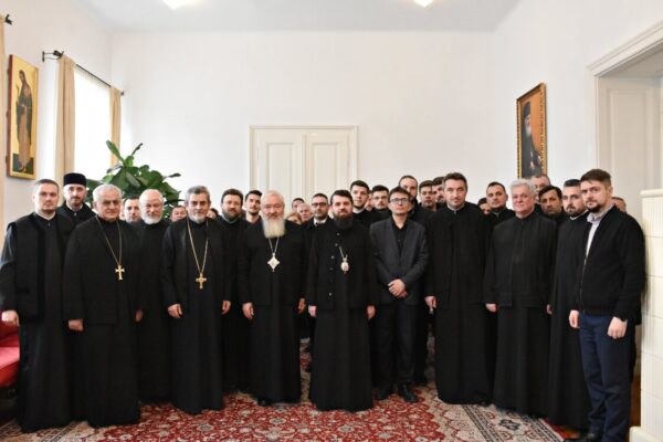 Angajații Arhiepiscopiei ortodoxe a Clujului și-au colindat ierarhii