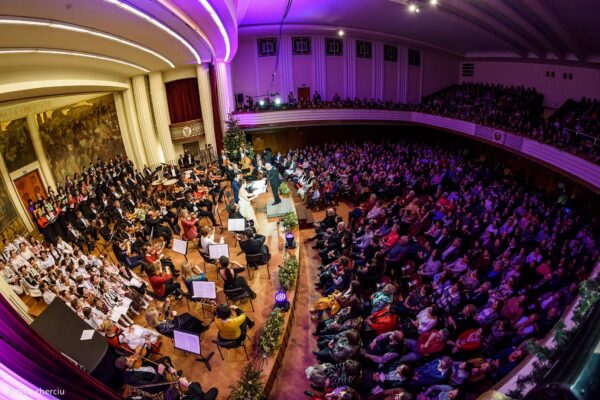 Concert caritabil de colinde românești în sala Auditorium Maximum a UBB Cluj-Napoca