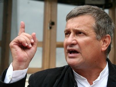 Mircea Dinescu, atac dur la Volodimir Zelenski: cine îndrăznește să ridice mîna împotriva preotului Mihail Jar, din Bucovina de nord, pe jar și pe cenușă se va sfîrși