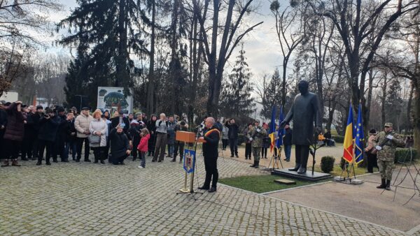 Statuia de bronz Dr. Iuliu Hațieganu dezvelită Cluj-Napoca de Ziua Culturii Naționale. A fost fondator al Universității din Cluj, școlii medicale clujene și parcului sportiv (Foto)