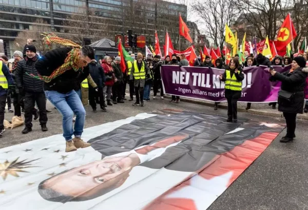Proteste violente în Suedia împotriva Turciei și NATO. Extremiștii au ars Coranul