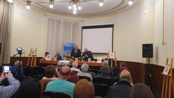 Părintele Profesor Ioan Chirilă și-a lansat cartea ”Rădăcinile veșniciei” sub semnul lui ”Fie”