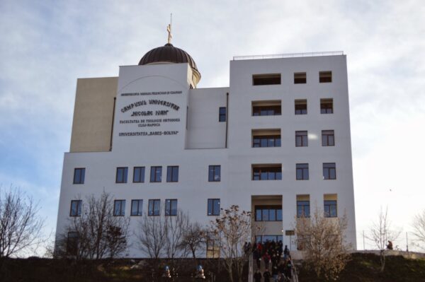 Lucrările unor artiști plastici profesioniști clujeni, expuse în galeriile Facultății de Teologie Ortodoxă din Cluj-Napoca