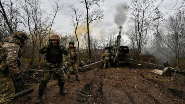 Rușii atacă demoralizați și slab echipați în Donbas cu tactici din primul război mondial. ”Mor 800 de soldați pe zi” spun ucrainenii în retragere