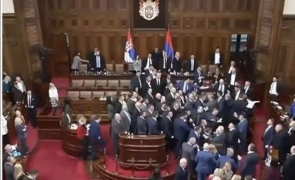 Președintele Aleksandar Vucic era să ia bătaie în parlamentul sârb pe problemele cedării în Kosovo