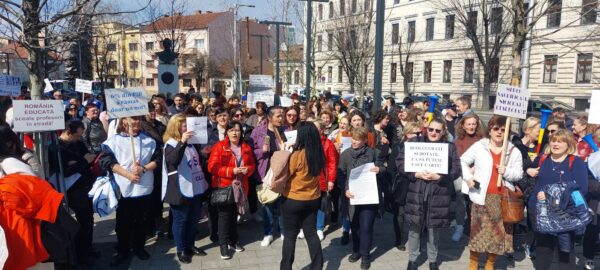 400 de angajați din învățământul preuniversitar au protestat la Cluj-Napoca. Personalul didactic auxiliar are cel mai mic salariu din istoria României