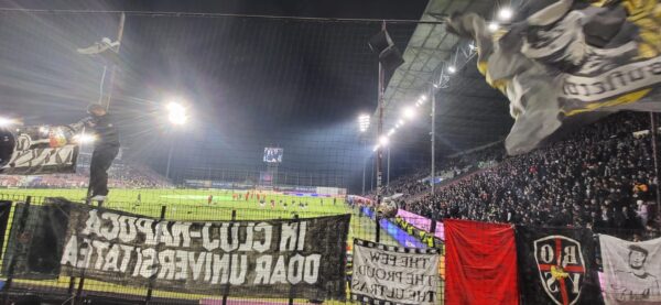 Exclusiv: Poza din inima galeriei U Cluj pe stadionul CFR 1907. Banner: „La Cluj-Napoca doar Universitatea”