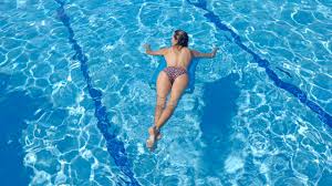 Femeile vor putea acum să înoate topless în piscinele din Berlin. Bucuria imigranților?