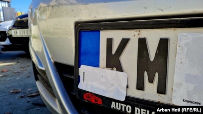 Mașini reînmatriculate cu numere de Kosovo incendiate de sârbi