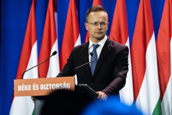 Ministrul de Externe al Ungariei vorbește despre pace în fața unei hărți a Ungariei Mari, care avea și bucăți din România și Ucraina