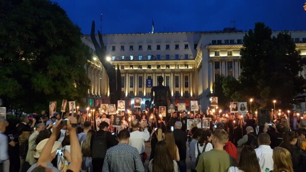 14 mai. Martirii temnițelor comuniste comemorați de mii de români cu drapele tricolore și făclii (Video)