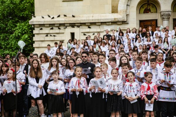 Peste 500 de tineri au concertat la Catedrala Mitropolitană „Adormirea Maicii Domnului” din Cluj-Napoca, sâmbătă, 27 mai 2023, în cadrul evenimentului muzical „Cântările Cerului”. Spirit ortodox de excepție