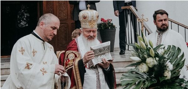 Parohia „Sf. Constantin și Elena” din Cluj-Napoca a primit o raclă cu fragmente din moaștele sfinților ocrotitori, cu prilejul hramului