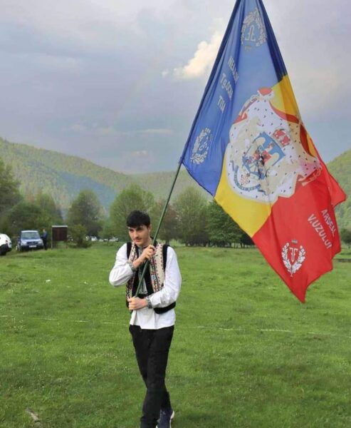 Efectul Valea Uzului: trecerea de la copilărie, la tinerețe, în luptă, în Cultul Eroilor