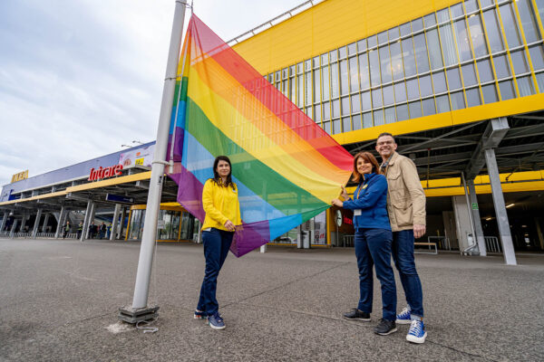 IKEA înalță un steag în culorile curcubeului în fața magazinelor firmei din România. Comerț sau ideologie?