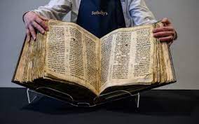 Cea mai veche Biblie ebraică, vândută cu 38 de milioane de dolari. Cumpărătorul, fostul ambasador al SUA în România, Alfred Moses, a donat-o Muzeului Poporului Evreu din Tel Aviv